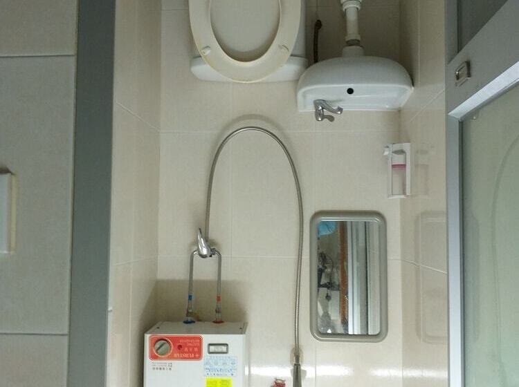 اتاق خانوادگی, Unique Hostel