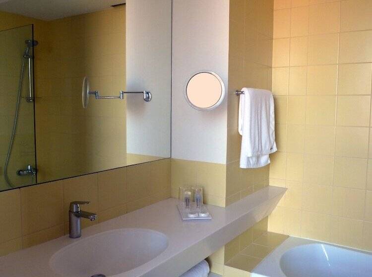 اتاق لوکس, Bossa Nova Beirut