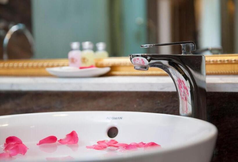 اتاق اجرایی, Hanoi Allure