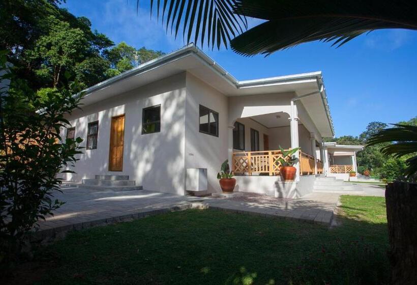 کلبه ییلاقی, Anse Soleil Beachcomber Hotel And Self Catering