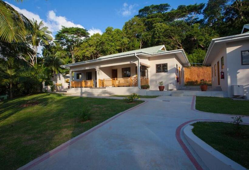 کلبه ییلاقی, Anse Soleil Beachcomber Hotel And Self Catering