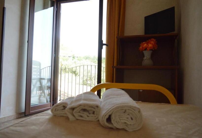 اتاق استاندارد یک نفره, La Cometa