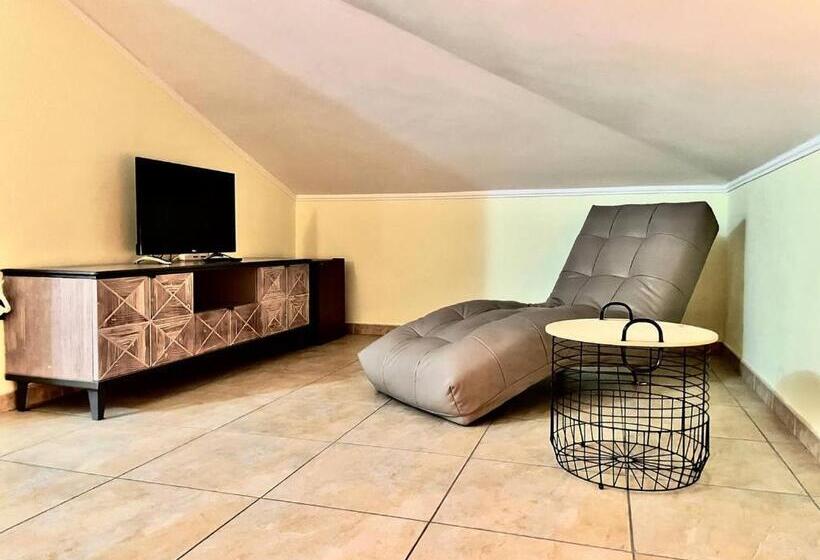 اتاق استاندارد با وان آب گرم, La Cometa