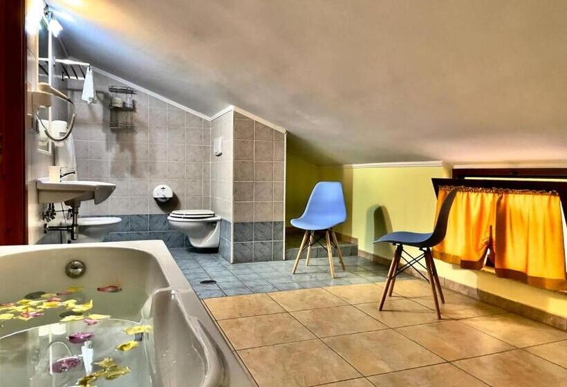 اتاق استاندارد با وان آب گرم, La Cometa