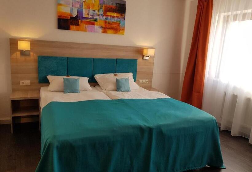 חדר קומפורט לשלושה, Milin