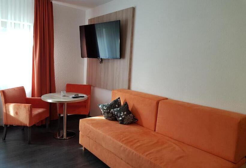 חדר קומפורט לשלושה, Milin