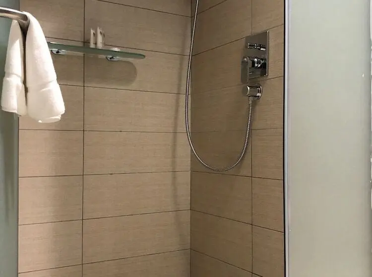 سوییت لوکس, Monty Suites & Golf