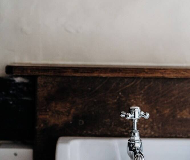 جناح, The Crown Inn