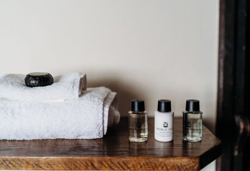 جناح, The Crown Inn