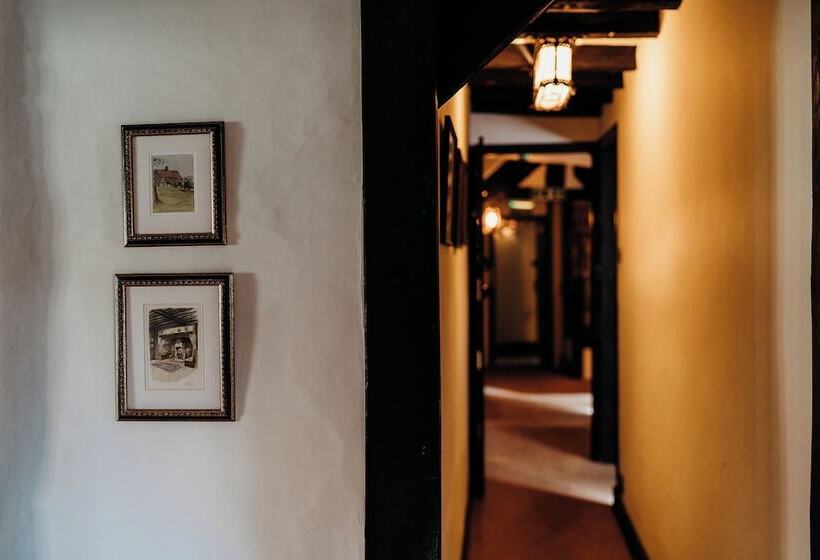 جناح, The Crown Inn