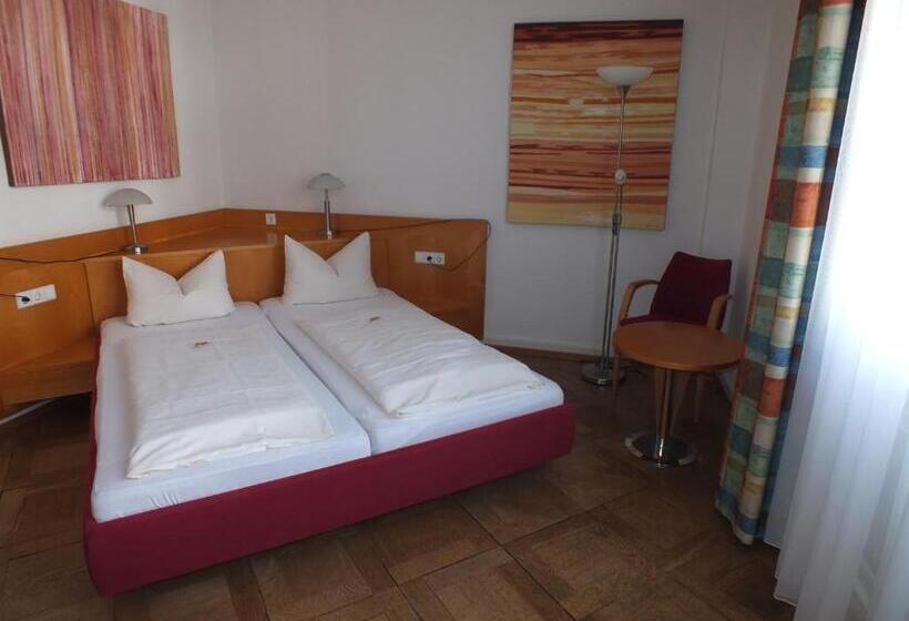 标准间, Alleehaus