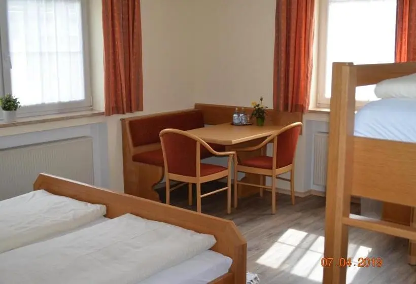 Standard Neljän Hengen Huone, Gasthof Zum Ochsen