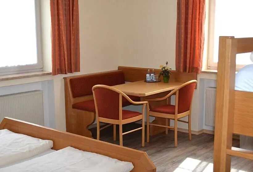 Standard Neljän Hengen Huone, Gasthof Zum Ochsen