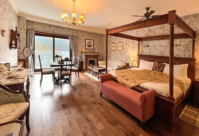 スーペリアースイート, The Whispering Pine Lodge