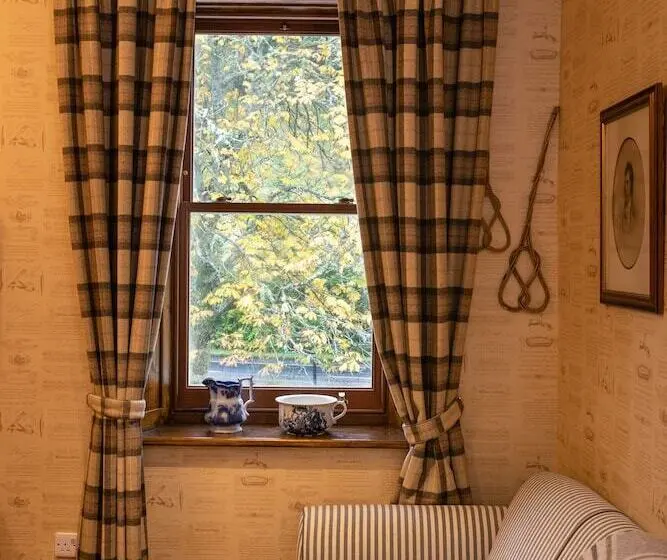 ジュニアスイート, The Whispering Pine Lodge