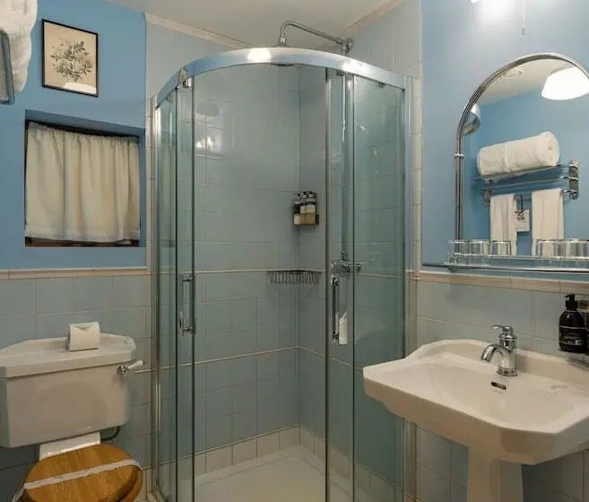 ファミリールーム, The Whispering Pine Lodge
