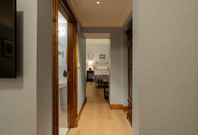 Семейный Номер, The Whispering Pine Lodge