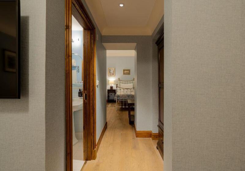 Семейный Номер, The Whispering Pine Lodge