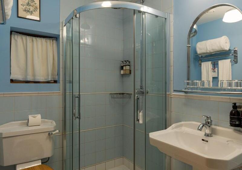 Семейный Номер, The Whispering Pine Lodge