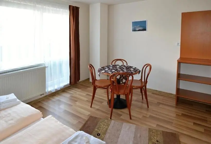 اتاق استاندارد چهارنفره با بالکن, Apartmany Broma