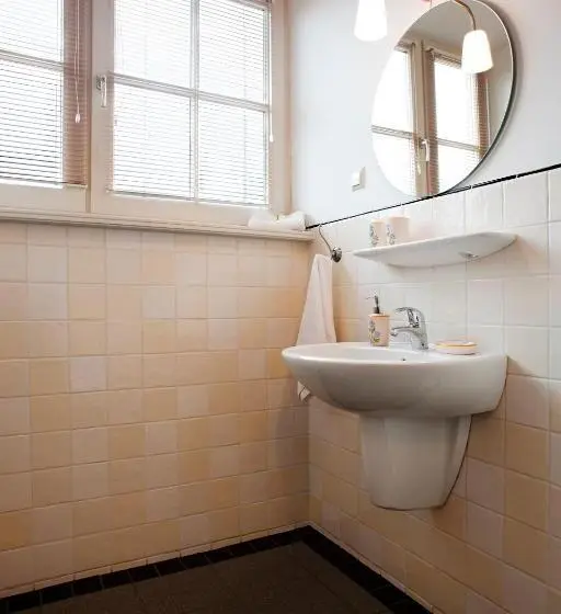 Standard Kolmen Hengen Huone, De Sfeerstal