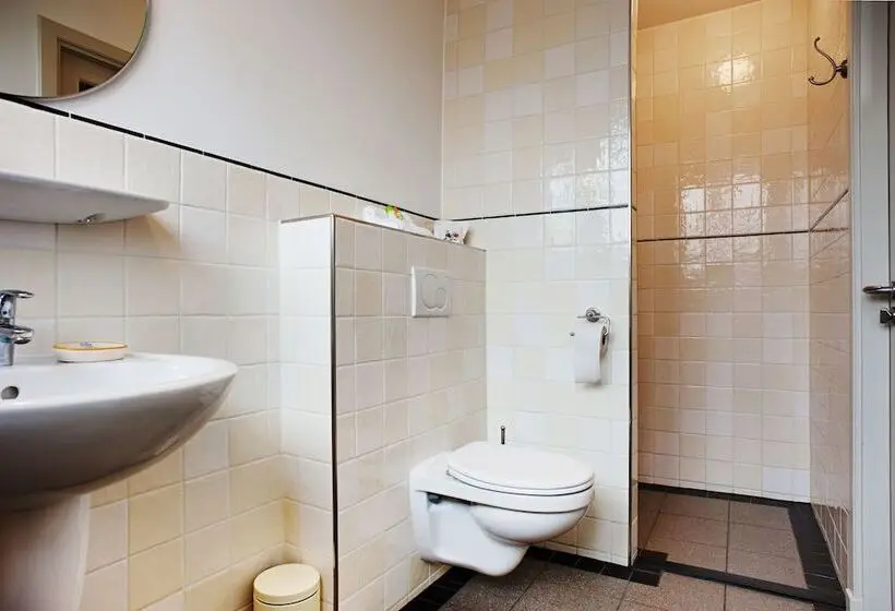Standard Kolmen Hengen Huone, De Sfeerstal