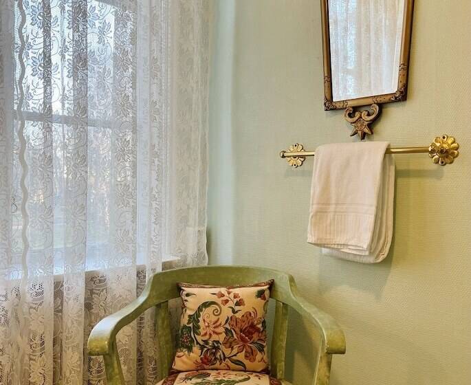 Номер Deluxe, Madam Blå