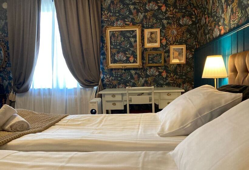 Номер Deluxe, Madam Blå