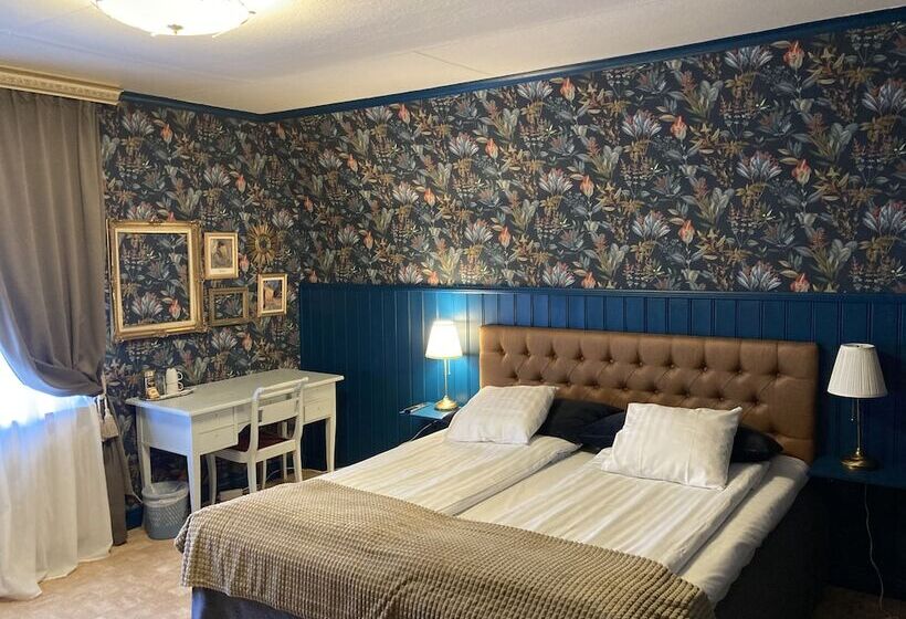 Номер Deluxe, Madam Blå