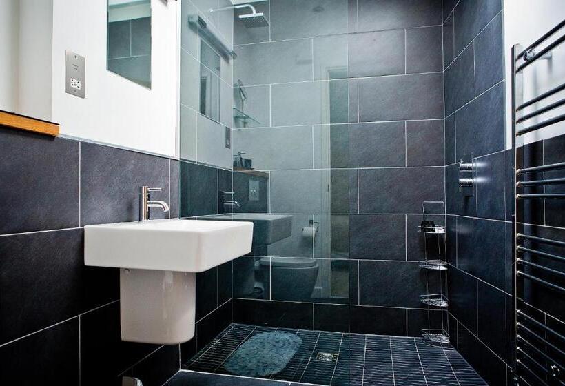 Cameră Deluxe, The Cedars