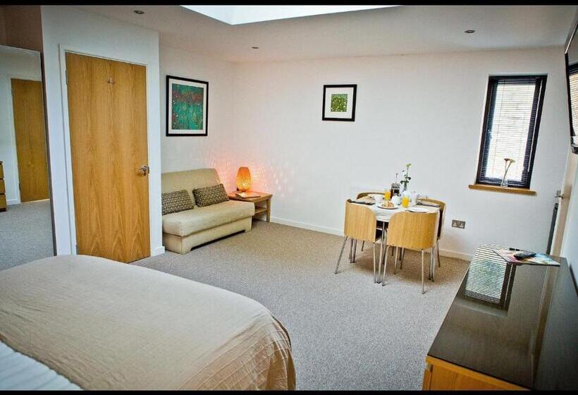 Cameră Deluxe, The Cedars