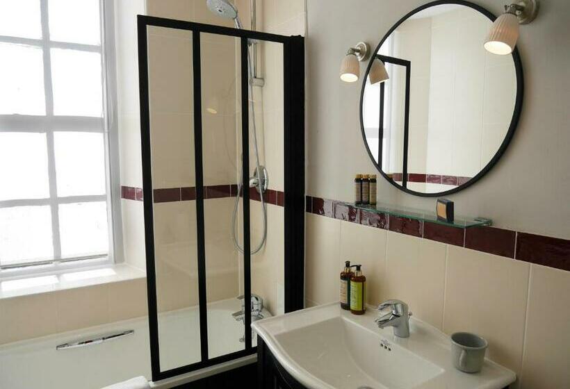 غرفة قياسية, The Fleece