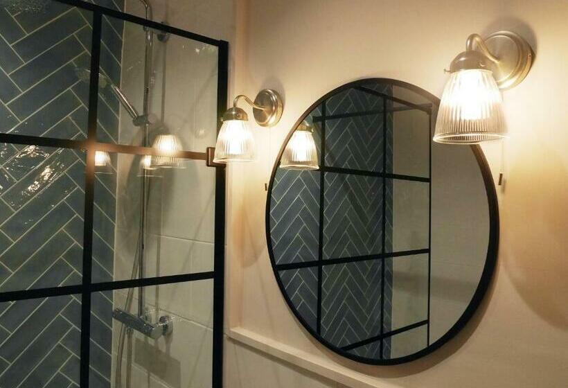 غرفة عائلية, The Fleece