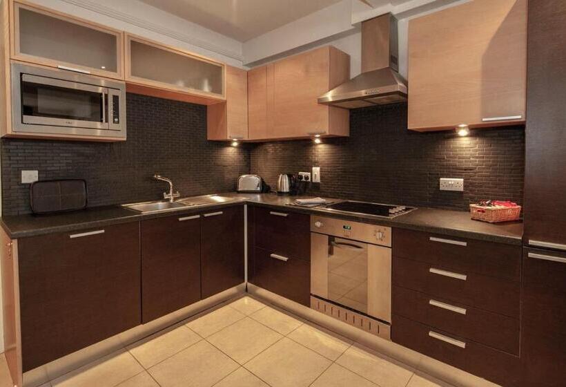 اتاق سوپریور با تخت بزرگ, Bagshaw Hall