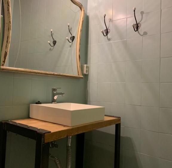 اتاق استاندارد یک نفره, Hostal Portugal