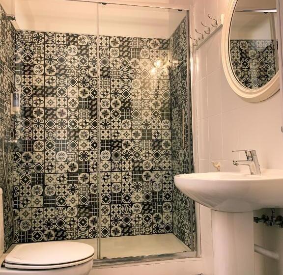 اتاق استاندارد سه نفره, Hostal Portugal