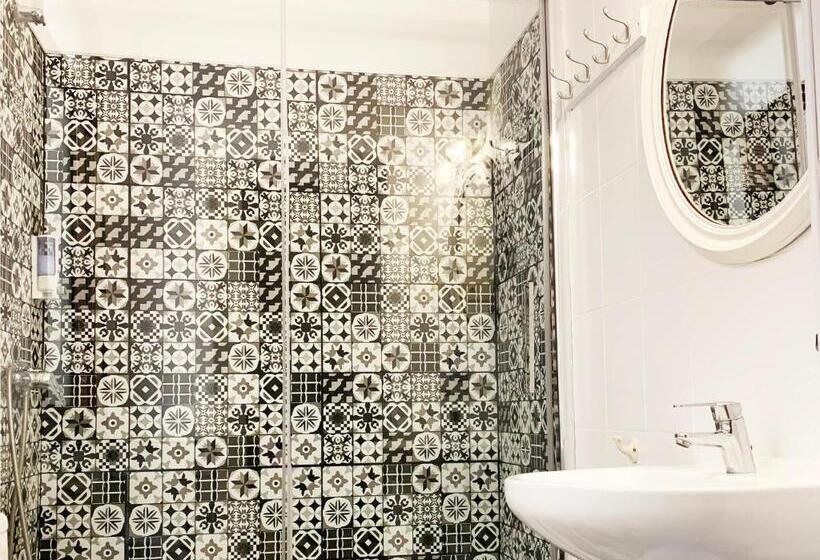 اتاق استاندارد سه نفره, Hostal Portugal