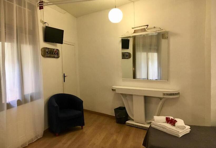 اتاق استاندارد سه نفره, Hostal Portugal