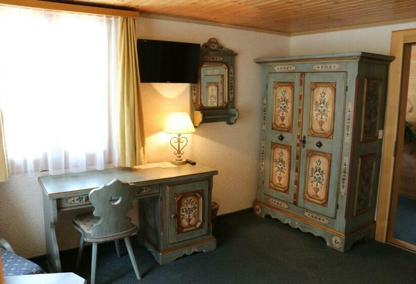 غرفة قياسية ثلاثية مزودة بشرفة, Restaurant Alpenblick