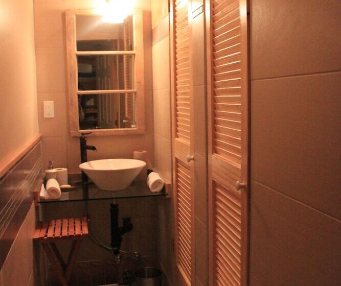 ルームシェアのワンベッド, Auberge Micro Brasserie Le Baril Roulant