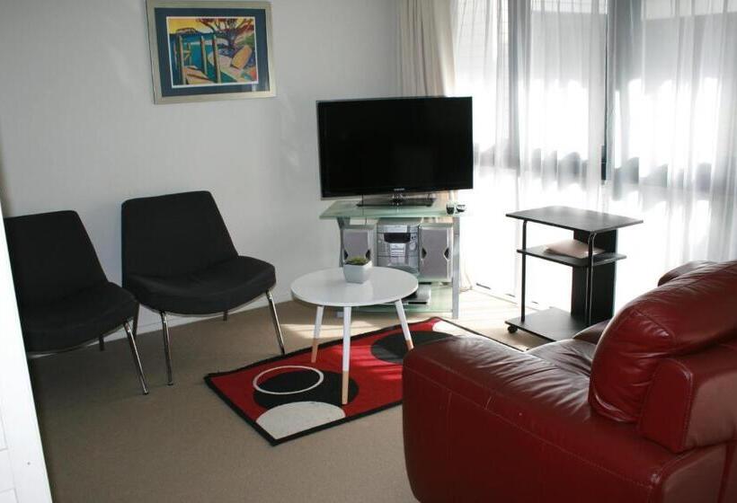 패밀리 아파트, Atlas Suites And Apartments