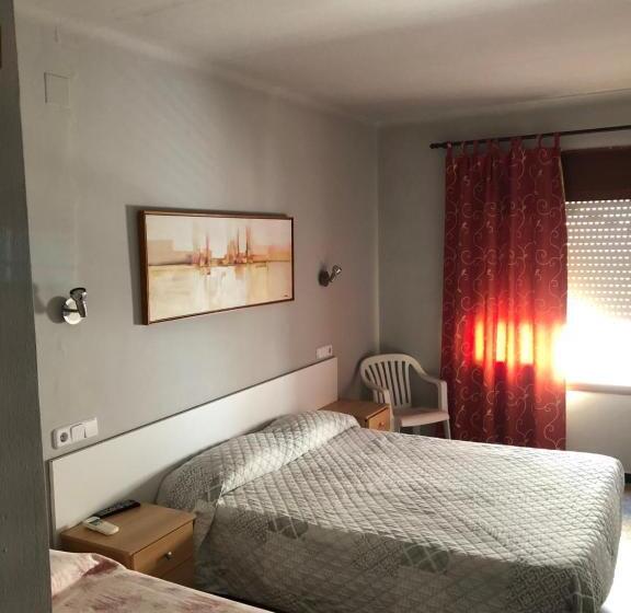 标准三人间, Pensió I Apartament Torrent