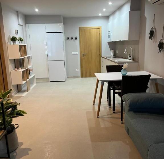 패밀리 스튜디오, Pensió I Apartament Torrent