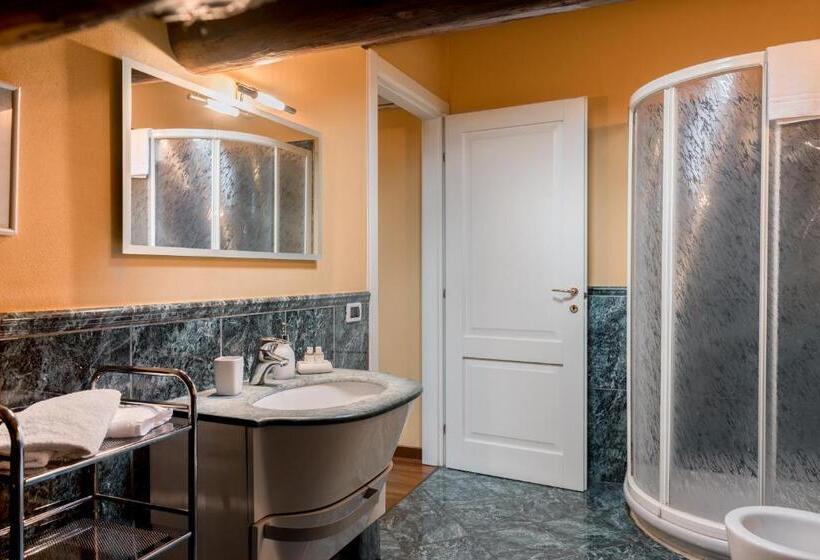 استودیوی استاندارد, Piazza Nova Guest House