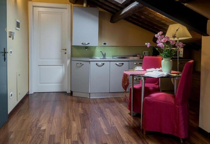 استودیوی استاندارد, Piazza Nova Guest House