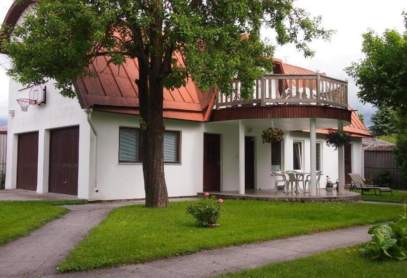 اتاق استاندارد با سرویس بهداشتی مشترک, Männi Guesthouse