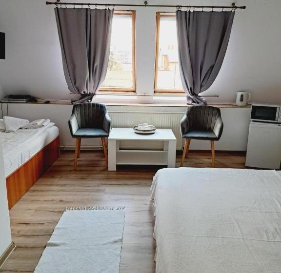 标准三人间, Piccola Italia Casa Racovita