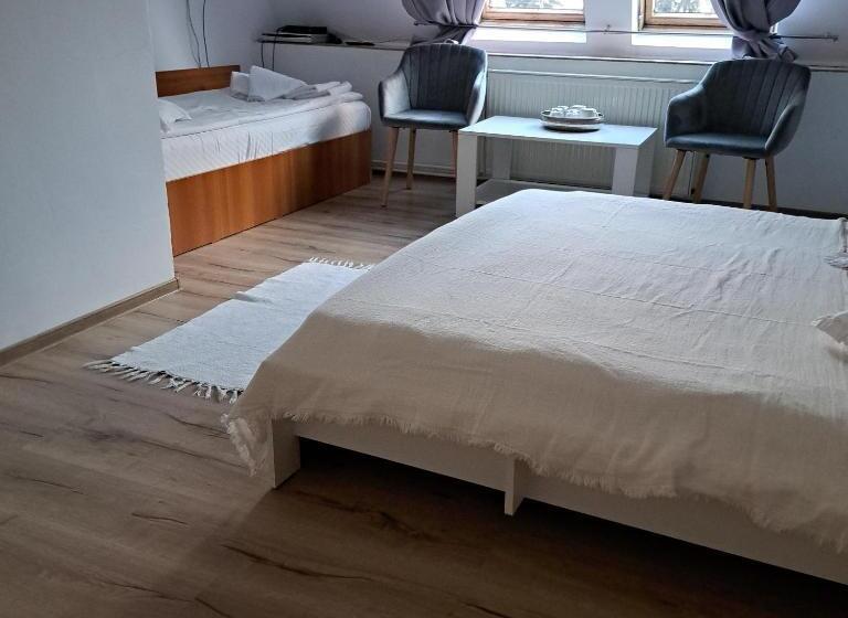 标准三人间, Piccola Italia Casa Racovita