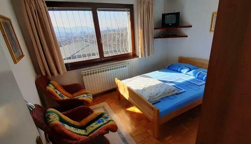 اتاق استاندارد با سرویس بهداشتی مشترک, Tower House