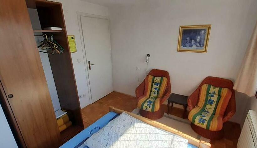 اتاق استاندارد با سرویس بهداشتی مشترک, Tower House